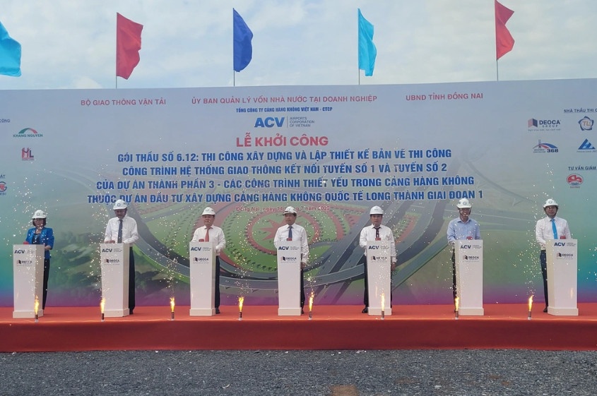 Các đại biểu thực hiện nghi thức khởi công 2 tuyến giao thông kết nối (Ảnh: Hoàng Bình).