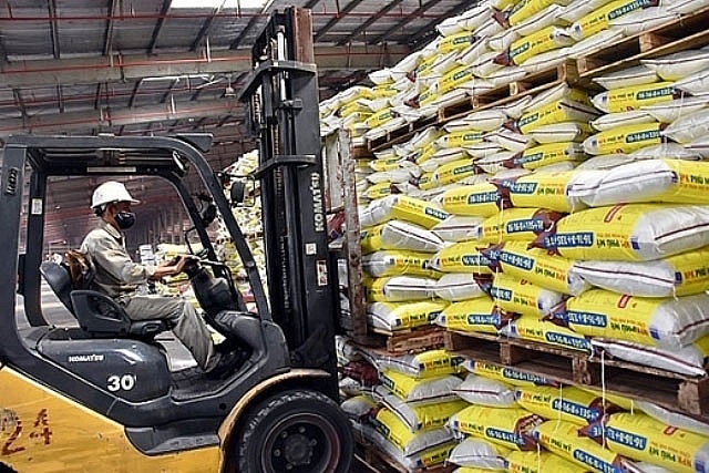 Giá phân bón hôm nay 15/7: Nhu cầu mua Urê của các đại lý không cao