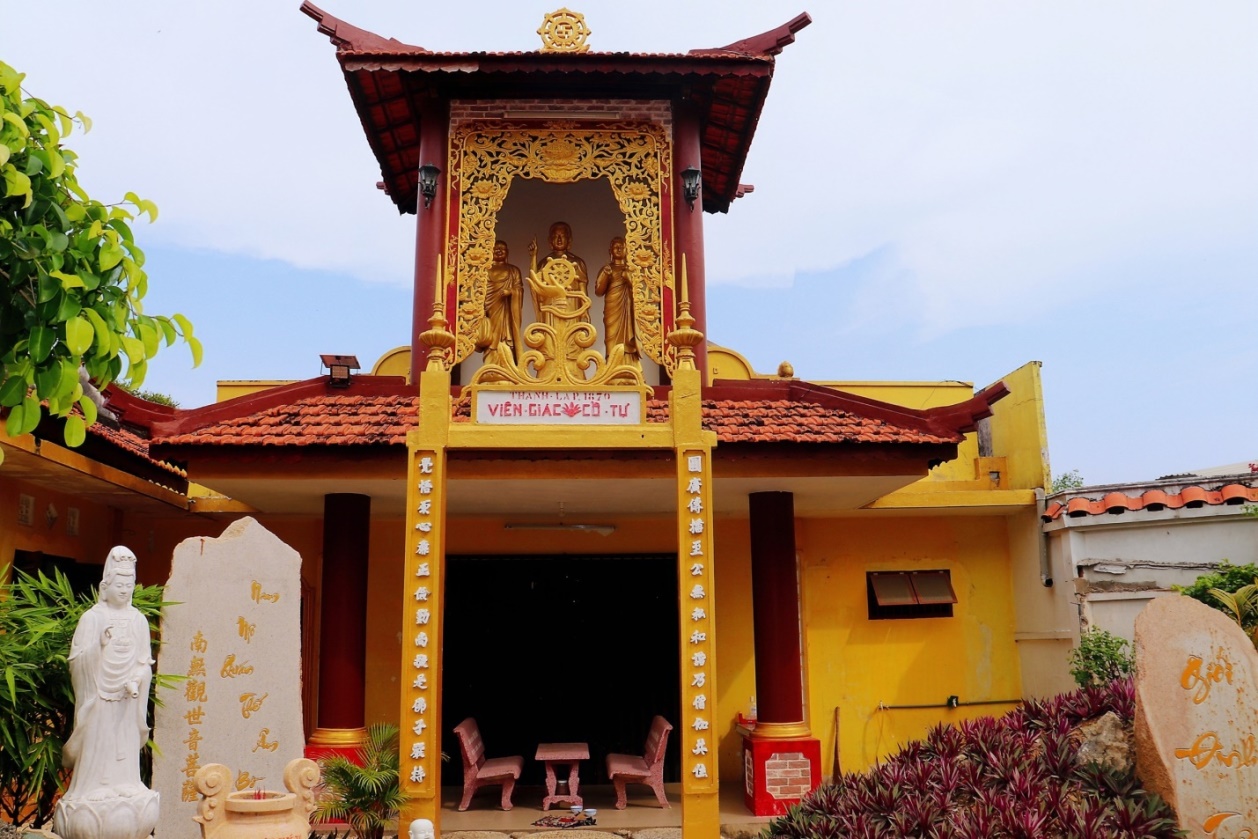 Cổng chính Viên Giác Cổ Tự với bảng thành lập năm 1870, Bến Tre