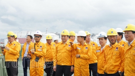 Tổng Giám đốc Petrovietnam Lê Mạnh Hùng kiểm tra hoạt động Kho cảng LNG Thị Vải