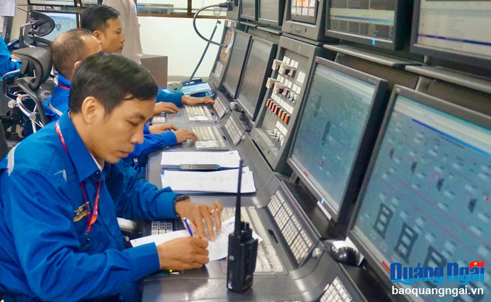 Xây dựng Trung tâm Lọc hóa dầu và Năng lượng Quốc gia: Cần đẩy nhanh tiến độ các dự án Kỹ sư Nhà máy Lọc dầu Dung Quất trong ca vận hành sản xuất.