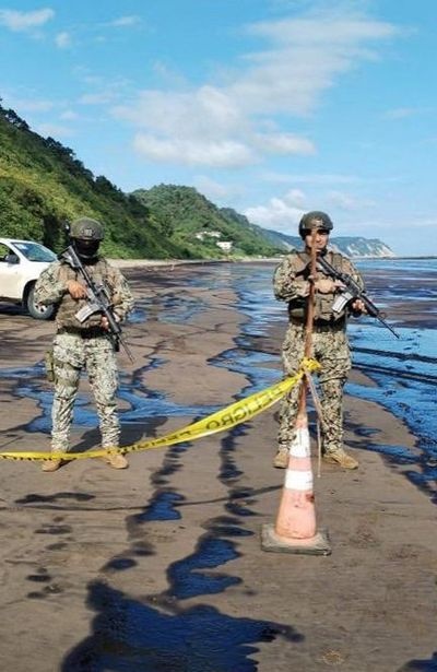1.200 thùng dầu thô tràn ra bãi biển ở Ecuador