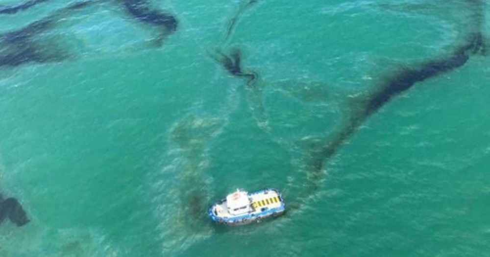 1.200 thùng dầu thô tràn ra bãi biển ở Ecuador