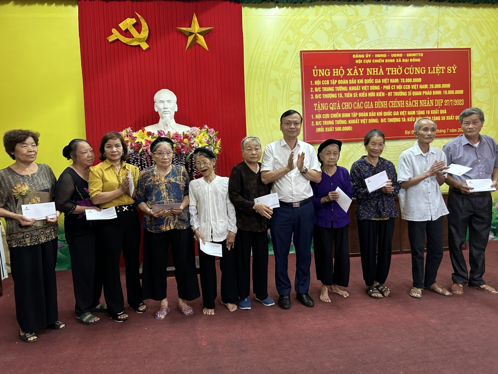 Hội CCB Tập đoàn ủng hộ xây nhà thờ liệt sĩ, tri ân gia đình chính sách tại xã Đại Đồng, huyện Thạch Thất