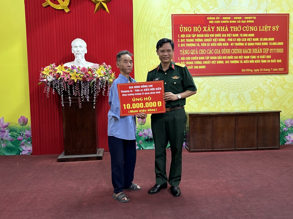 Hội CCB Tập đoàn ủng hộ xây nhà thờ liệt sĩ, tri ân gia đình chính sách tại xã Đại Đồng, huyện Thạch Thất