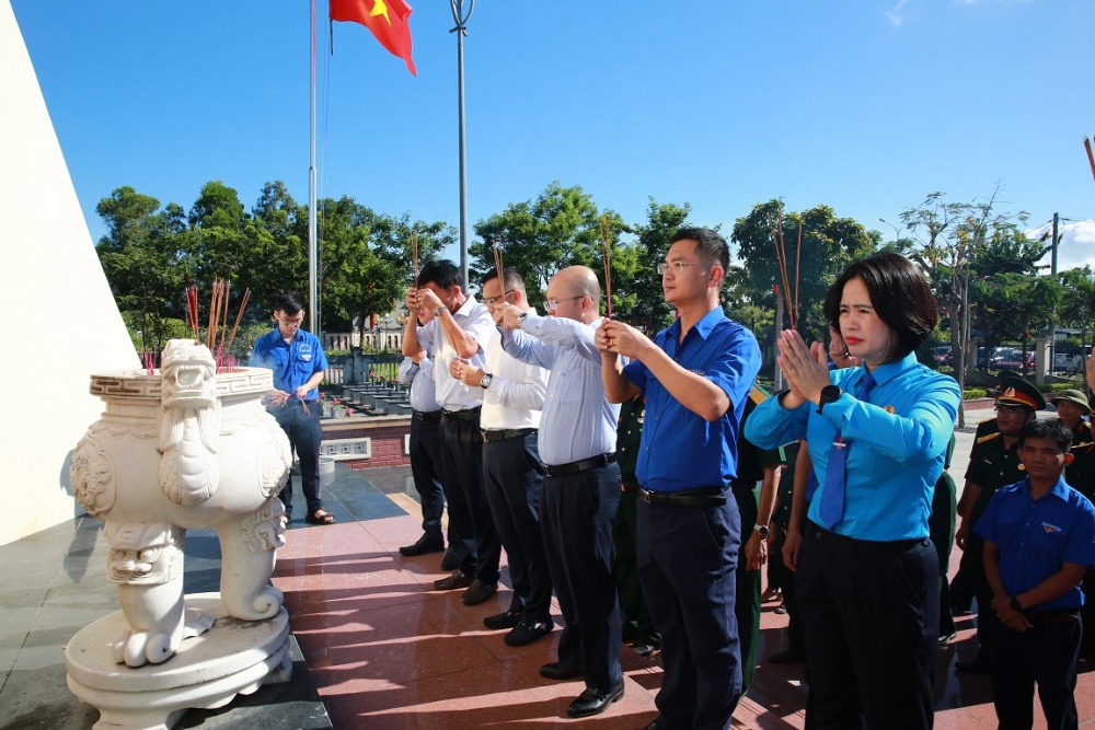 BSR tổ chức nhiều hoạt động dâng hương tri ân và tặng quà nhân kỷ niệm 76 năm Ngày thương binh liệt sĩ (27/7/1947 - 27/7/2023)