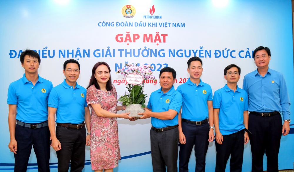 Các lãnh đạo Công đoànDKVN gặp mặt, chúc mừng NLĐ vừa xuất sắc nhận Giải thưởng Nguyễn Đức Cảnh lần thứ IV