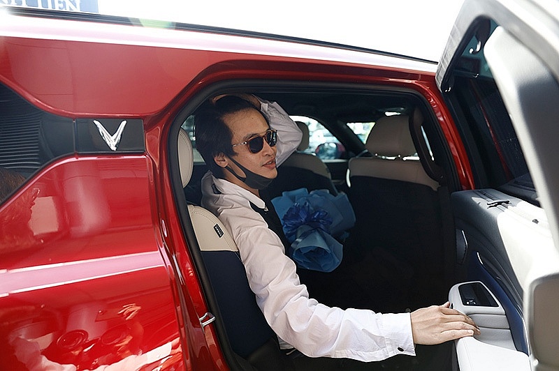 “Xe Chủ tịch” hạng sang VinFast VF 9 đón Charlie Puth và dàn sao hạng A đến Nha Trang