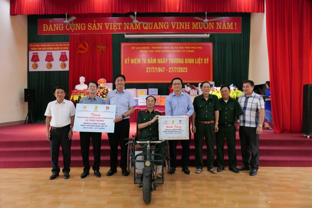 CĐ DKVN thăm, tặng quà các thương, bệnh binh tại Trung tâm Điều dưỡng người có công tỉnh Phú Thọ