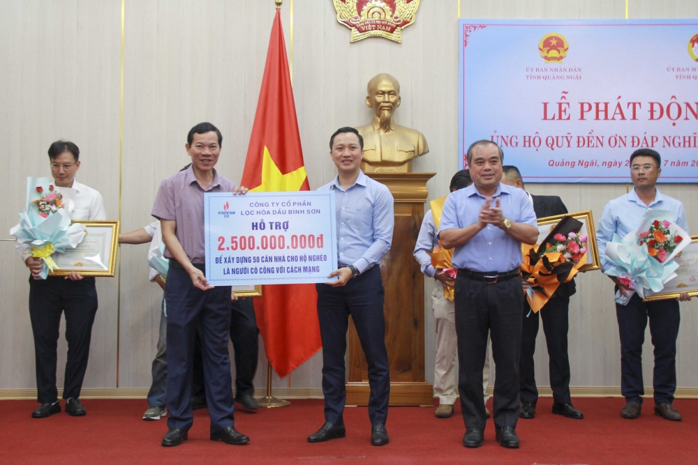BSR tổ chức dâng hương tri ân các anh hùng liệt sĩ tại nghĩa trang liệt sĩ huyện Bình Sơn