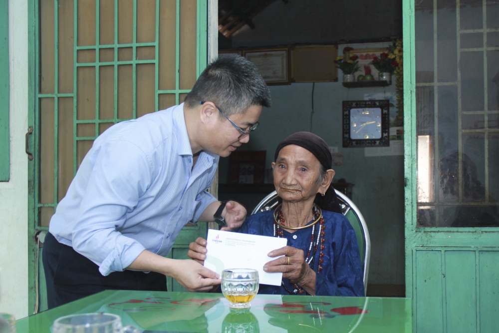 BSR tổ chức dâng hương tri ân các anh hùng liệt sĩ tại nghĩa trang liệt sĩ huyện Bình Sơn