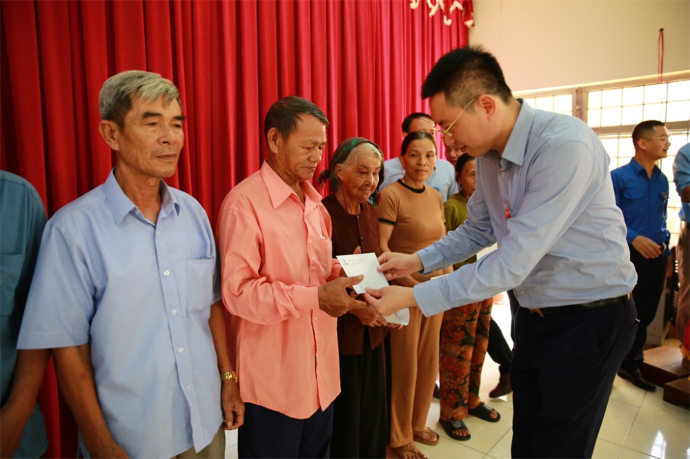 BSR tổ chức dâng hương tri ân các anh hùng liệt sĩ tại nghĩa trang liệt sĩ huyện Bình Sơn