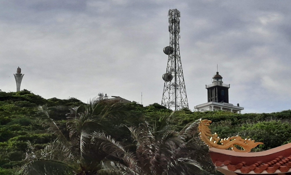 Khám phá núi Cấm, Hải đăng và chùa Linh Bửu ở Phú Quý