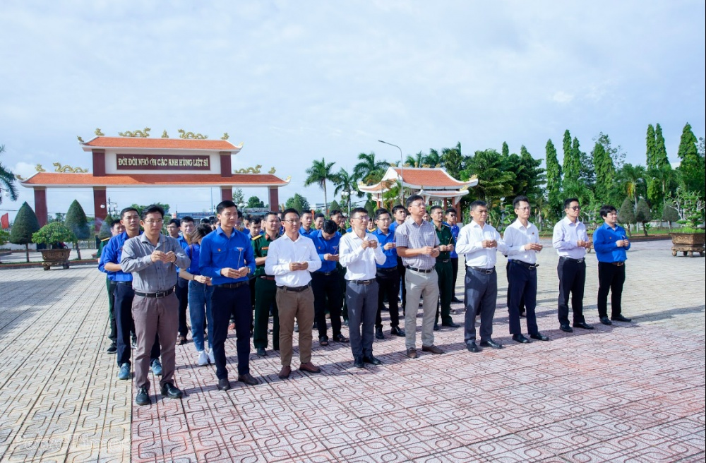 PVCFC tổ chức dâng hương tri ân các anh hùng liệt sĩ