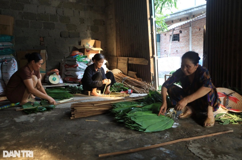 Vào lúc chính vụ, xưởng của bà Dinh có khoảng 10 công nhân làm việc.