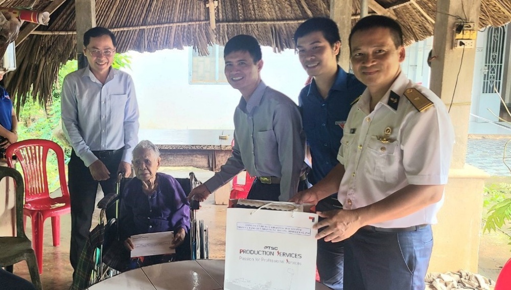 thăm Mẹ Việt Nam Anh hùng Dương Thị Đành