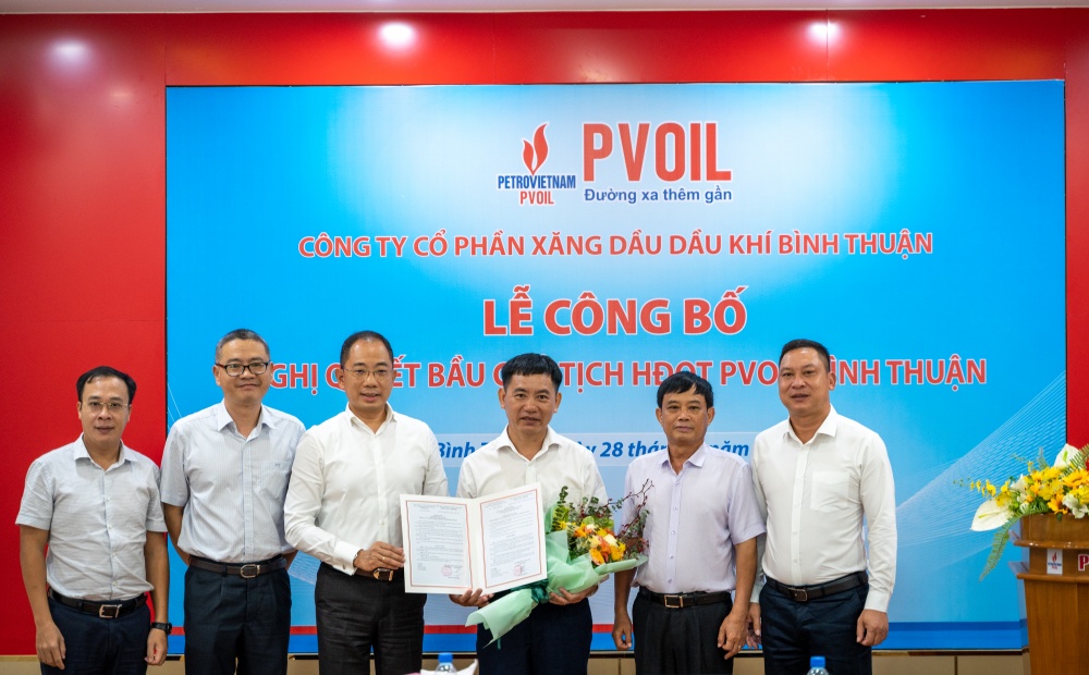 Ông Cao Hoài Dương – Bí thư Đảng ủy, Chủ tịch HĐQT PVOIL (thứ ba từ bên trái) và ông Nguyễn Mậu Dũng – Thành viên HĐQT PVOIL (thứ hai từ bên phải) trao Nghị quyết và tặng hoa chúc mừng ông Hoàng Đình Sơn