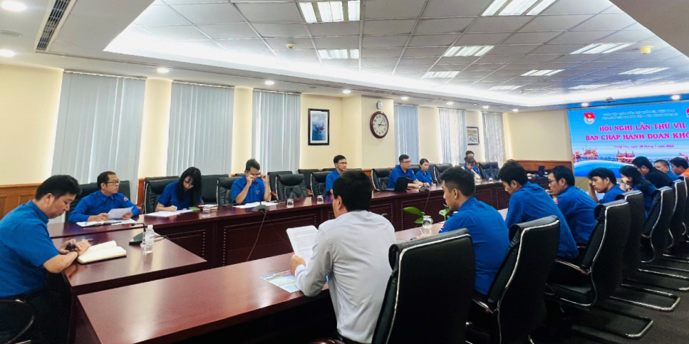 Hoàng Thanh Bình, Phó Bí thư Thường trực Đoàn trình bày báo cáo tại hội nghị