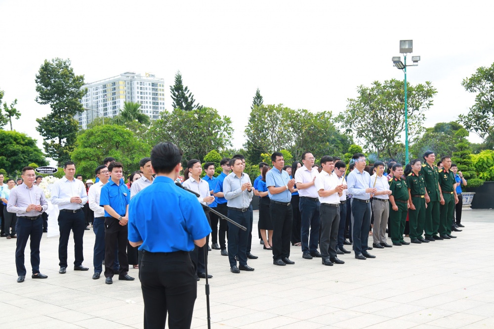 dâng hương tại Nghĩa trang liệt sĩ TP Hồ Chí Minh dâng hương tại Nghĩa trang liệt sĩ TP Hồ Chí Minh