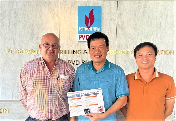 Thuyền trưởng Nguyễn Cao Thông - đại diện giàn TAD – PV DRILLING V nhận thưởng từ khách hàng BSP tại Brunei.