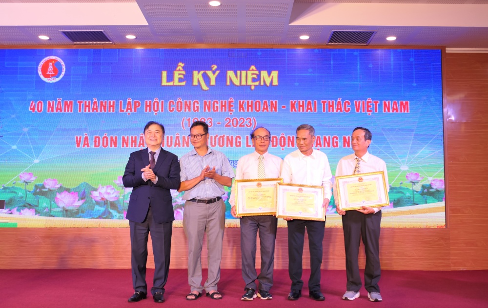 Hội Công nghệ Khoan – Khai thác Việt Nam kỷ niệm 40 năm thành lập và đón nhận Huân chương Lao động hạng Nhì