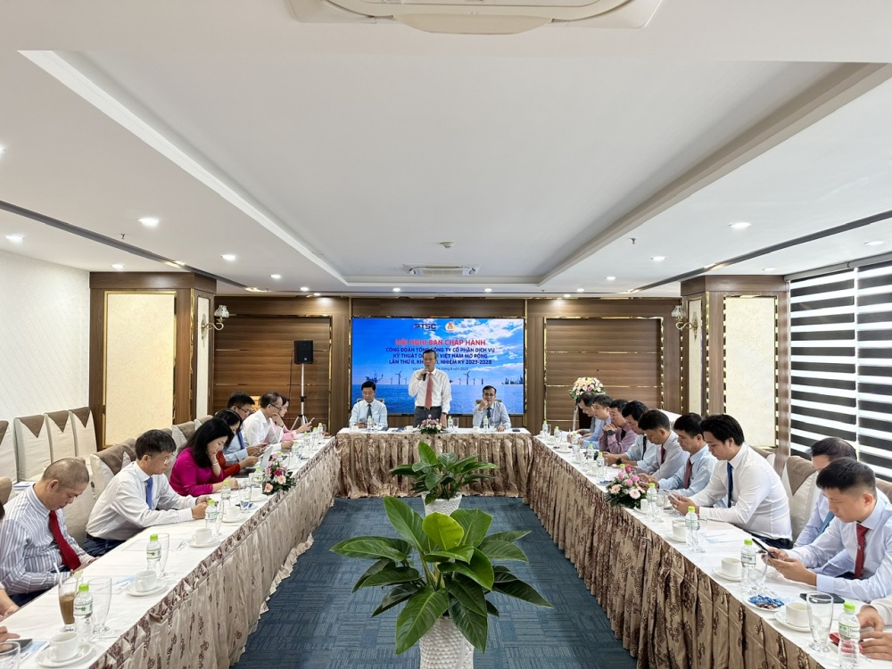 Ông Nguyễn Trần Toàn - Phó Tổng giám đốc, Chủ tịch CĐ Tổng công ty phát biểu khai mạc