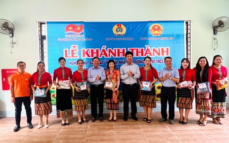 Công đoàn Vietsovpetro trao tặng nhà ăn và bếp nấu ăn trường học tại Nghệ An Công đoàn Vietsovpetro trao tặng nhà ăn và bếp nấu ăn trường học tại Nghệ An