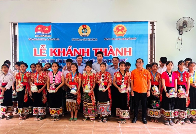 Công đoàn Vietsovpetro trao tặng nhà ăn và bếp nấu ăn trường học tại Nghệ An Công đoàn Vietsovpetro trao tặng nhà ăn và bếp nấu ăn trường học tại Nghệ An