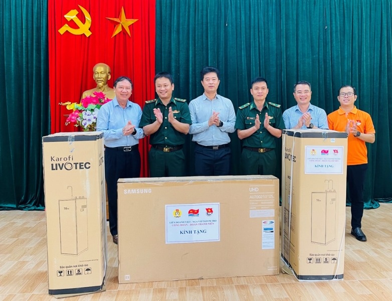 Công đoàn Vietsovpetro trao tặng nhà ăn và bếp nấu ăn trường học tại Nghệ An Công đoàn Vietsovpetro trao tặng nhà ăn và bếp nấu ăn trường học tại Nghệ An