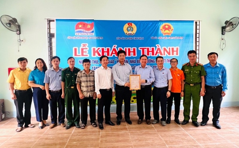 Công đoàn Vietsovpetro trao tặng nhà ăn và bếp nấu ăn trường học tại Nghệ An Công đoàn Vietsovpetro trao tặng nhà ăn và bếp nấu ăn trường học tại Nghệ An