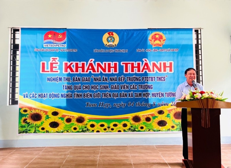 Công đoàn Vietsovpetro trao tặng nhà ăn và bếp nấu ăn trường học tại Nghệ An Công đoàn Vietsovpetro trao tặng nhà ăn và bếp nấu ăn trường học tại Nghệ An