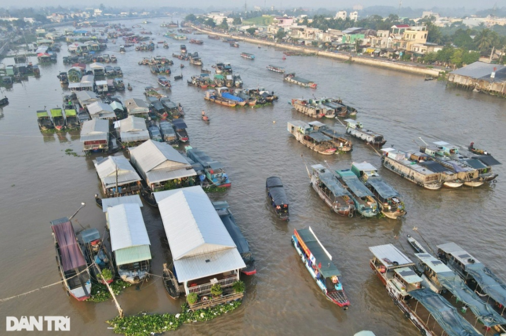 Hoạt động mua bán hiện tại trên chợ nổi đa phần dành cho khách du lịch (Ảnh: Bảo Trân).