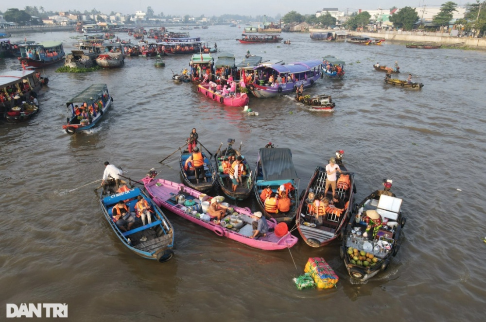 Ghe, tàu du lịch chiếm phần lớn số lượng phương tiện hoạt động trên chợ nổi Cái Răng (Ảnh: Bảo Trân).