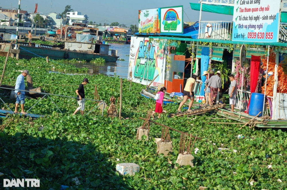 Khách du lịch đi cầu tạm xuống bè nổi (Ảnh: Bảo Trân).