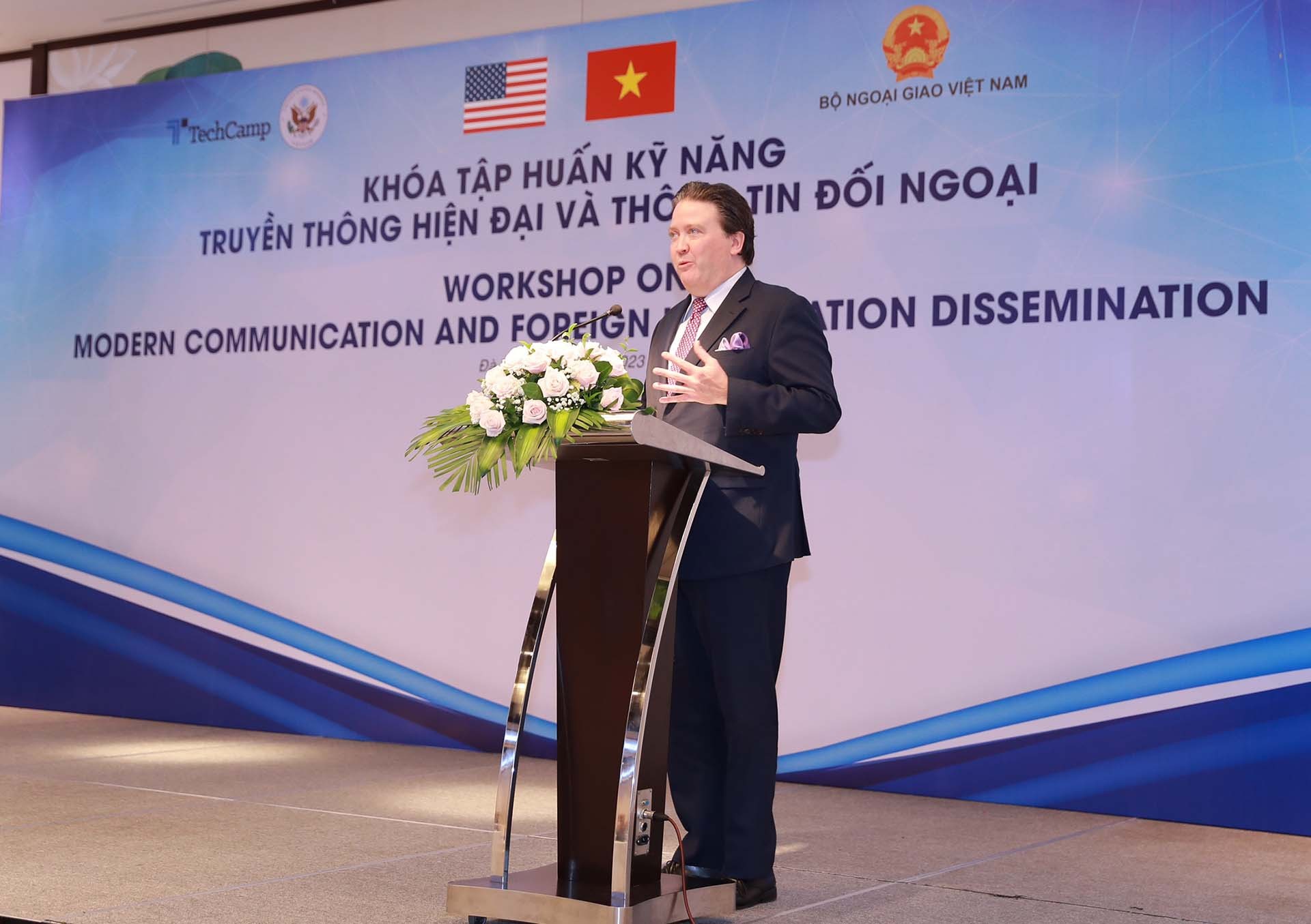 Đại sứ Hoa Kỳ Marc Knapper phát biểu. Đại sứ Hoa Kỳ Marc Knapper phát biểu.