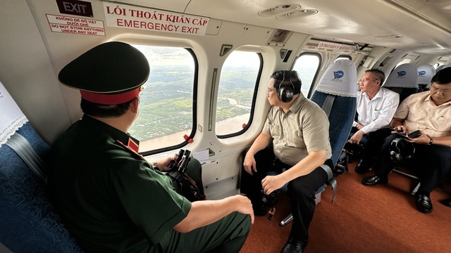 Thủ tướng thị sát tình hình sụt lún, sạt lở tại Đồng bằng sông Cửu Long