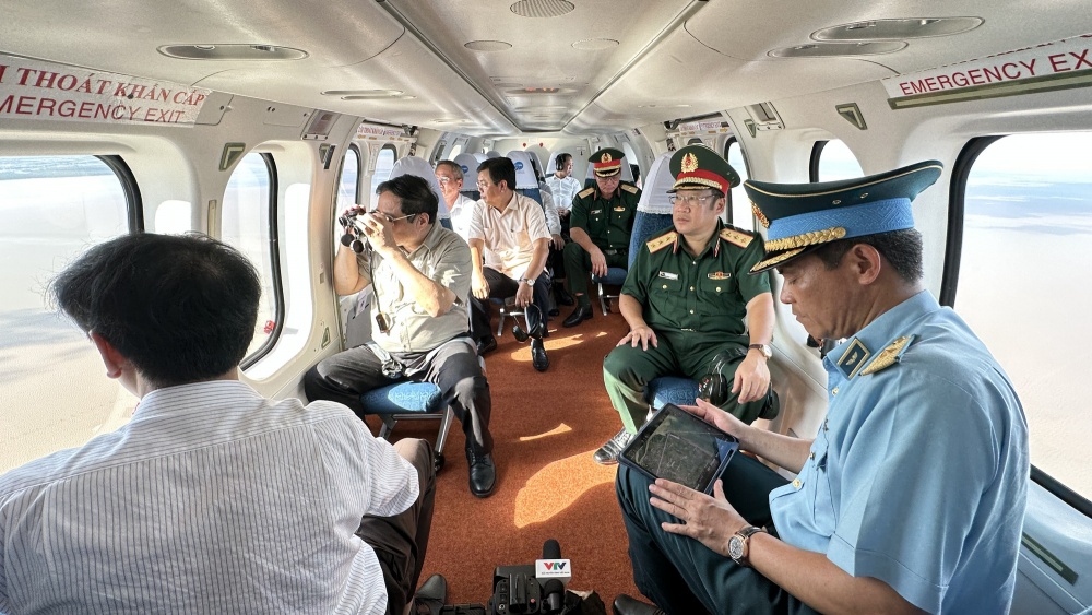 Thủ tướng thị sát tình hình sụt lún, sạt lở tại Đồng bằng sông Cửu Long