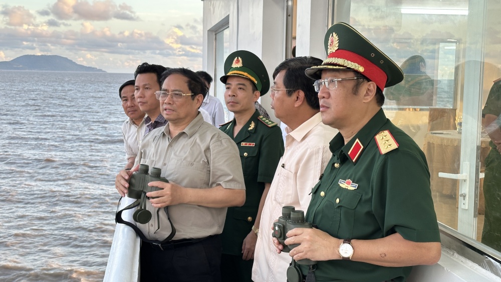 Thủ tướng thị sát tình hình sụt lún, sạt lở tại Đồng bằng sông Cửu Long