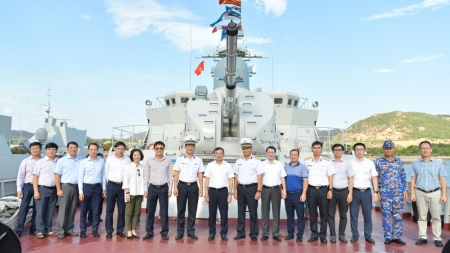 [PetroTimesTV] Chủ tịch HĐTV Petrovietnam Hoàng Quốc Vượng làm việc với Bộ Tư lệnh Vùng 4 Hải quân và Petro Cam Ranh