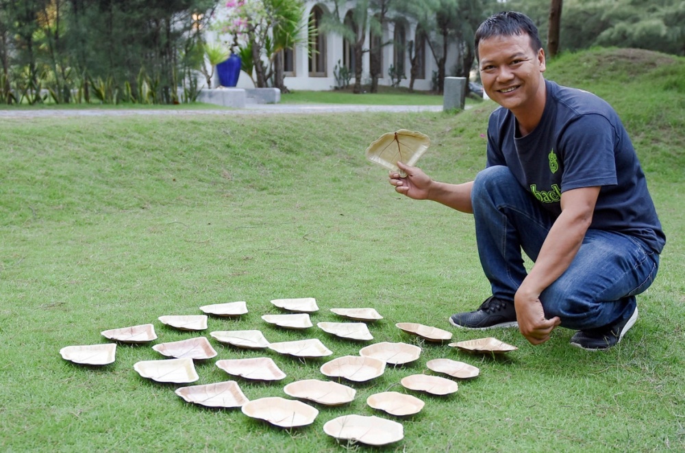 Anh Trần Văn Tuyến cùng sản phẩm từ lá tra của mình.