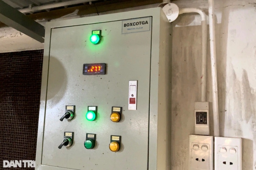 Nhiệt độ trong chuồng luôn được anh Nam điều chỉnh phù hợp để tạo môi trường sống tốt nhất cho sự phát triển của vịt (Ảnh: Tiến Thành). Nhiệt độ trong chuồng luôn được anh Nam điều chỉnh phù hợp để tạo môi trường sống tốt nhất cho sự phát triển của vịt (Ảnh: Tiến Thành).