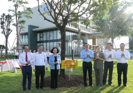 Bà Trương Thị Mai - Thường trực Ban Bí thư tới thăm KCN Liên Hà Thái