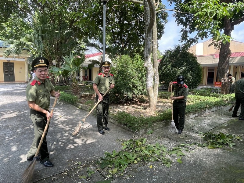Giáo viên, học viên Trường Đại học Kỹ thuật - Hậu cần CAND thăm hỏi, tặng quà thương bệnh binh nặng tại Bắc Ninh