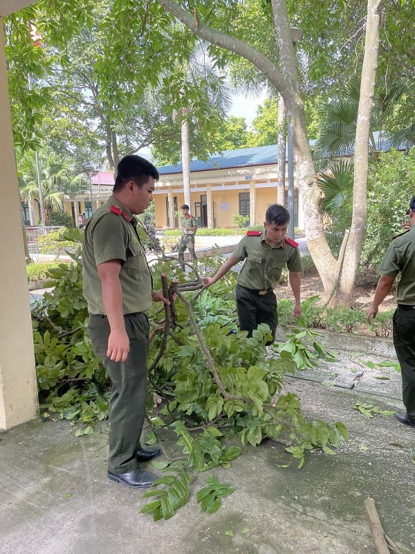 Giáo viên, học viên Trường Đại học Kỹ thuật - Hậu cần CAND thăm hỏi, tặng quà thương bệnh binh nặng tại Bắc Ninh