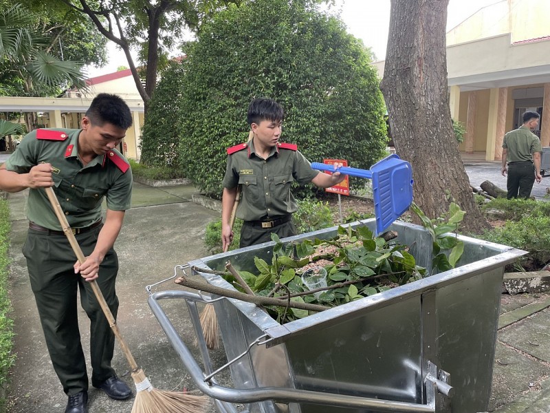 Giáo viên, học viên Trường Đại học Kỹ thuật - Hậu cần CAND thăm hỏi, tặng quà thương bệnh binh nặng tại Bắc Ninh