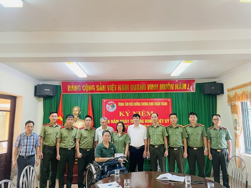 Giáo viên, học viên Trường Đại học Kỹ thuật - Hậu cần CAND thăm hỏi, tặng quà thương bệnh binh nặng tại Bắc Ninh
