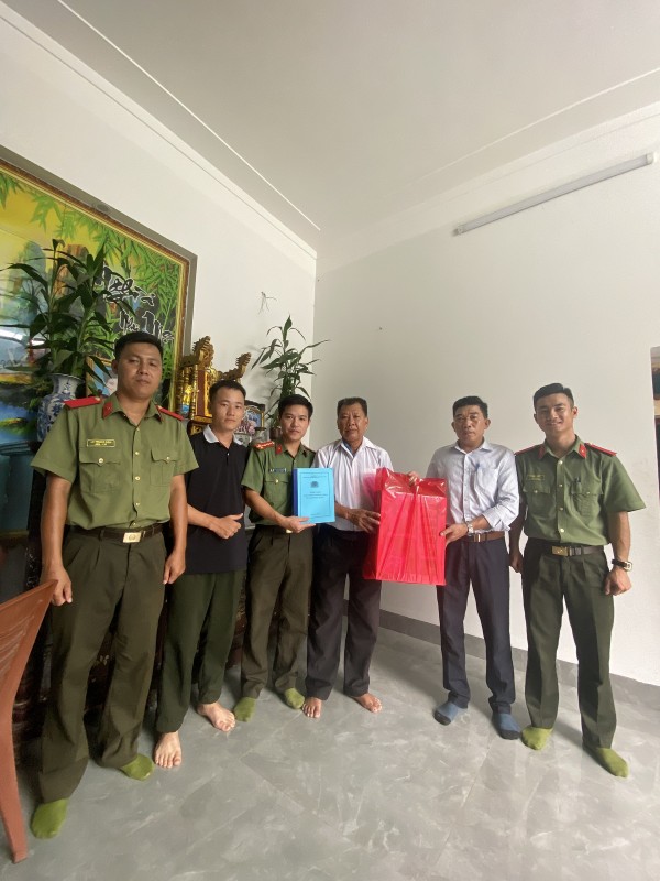 Giáo viên, học viên Trường Đại học Kỹ thuật - Hậu cần CAND thăm hỏi, tặng quà thương bệnh binh nặng tại Bắc Ninh