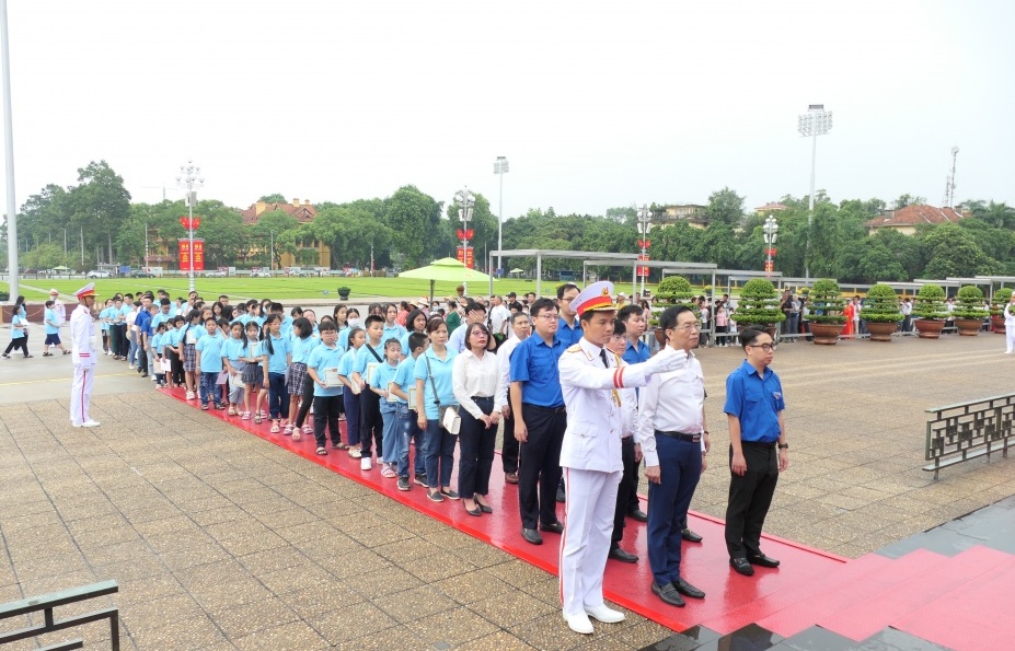 Đoàn Thanh niên Tập đoàn tổ chức Lễ báo công dâng Bác, tuyên dương các học sinh đạt thành tích cao