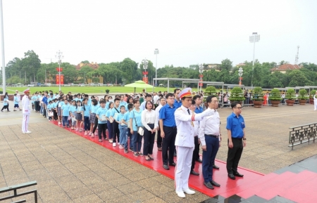 Đoàn Thanh niên Tập đoàn tổ chức Lễ báo công dâng Bác, tuyên dương các học sinh đạt thành tích cao