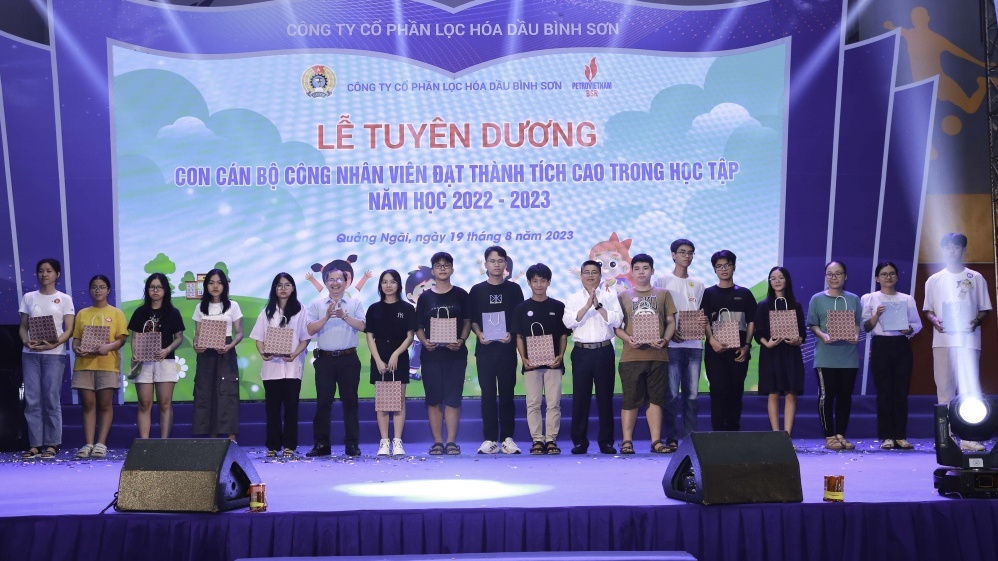 BSR tổ chức khen thưởng cho con em CBCNV
